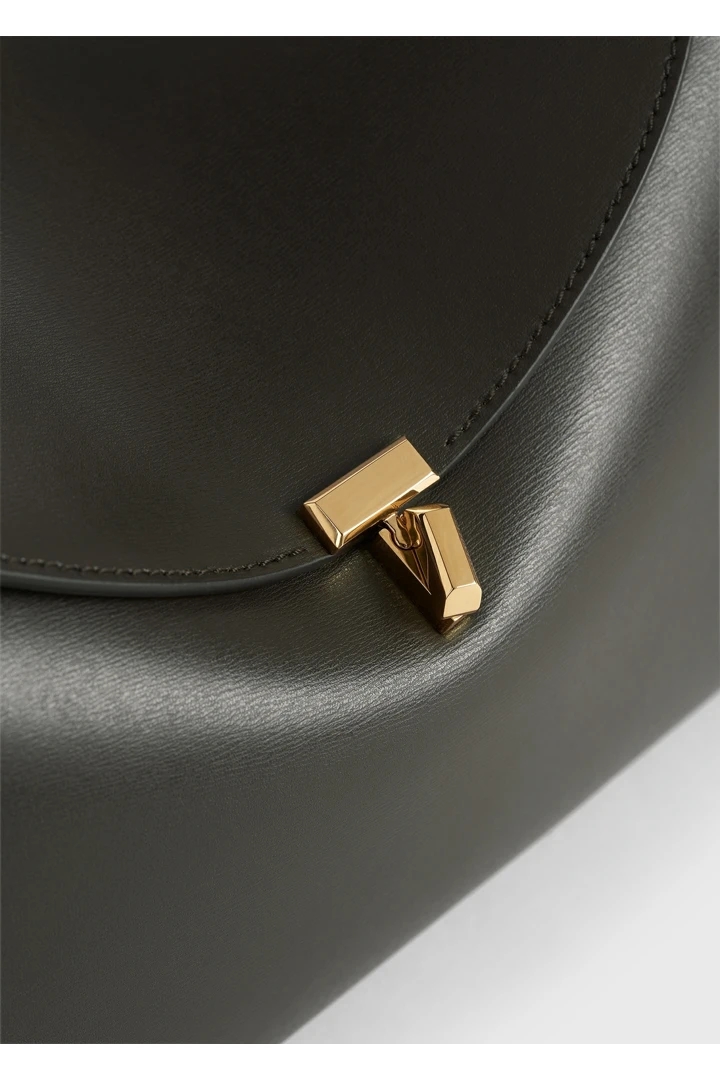 TOTEME 티-락 레더 탑 핸들 바크의 바크컬러 3번쨰 이미지입니다.