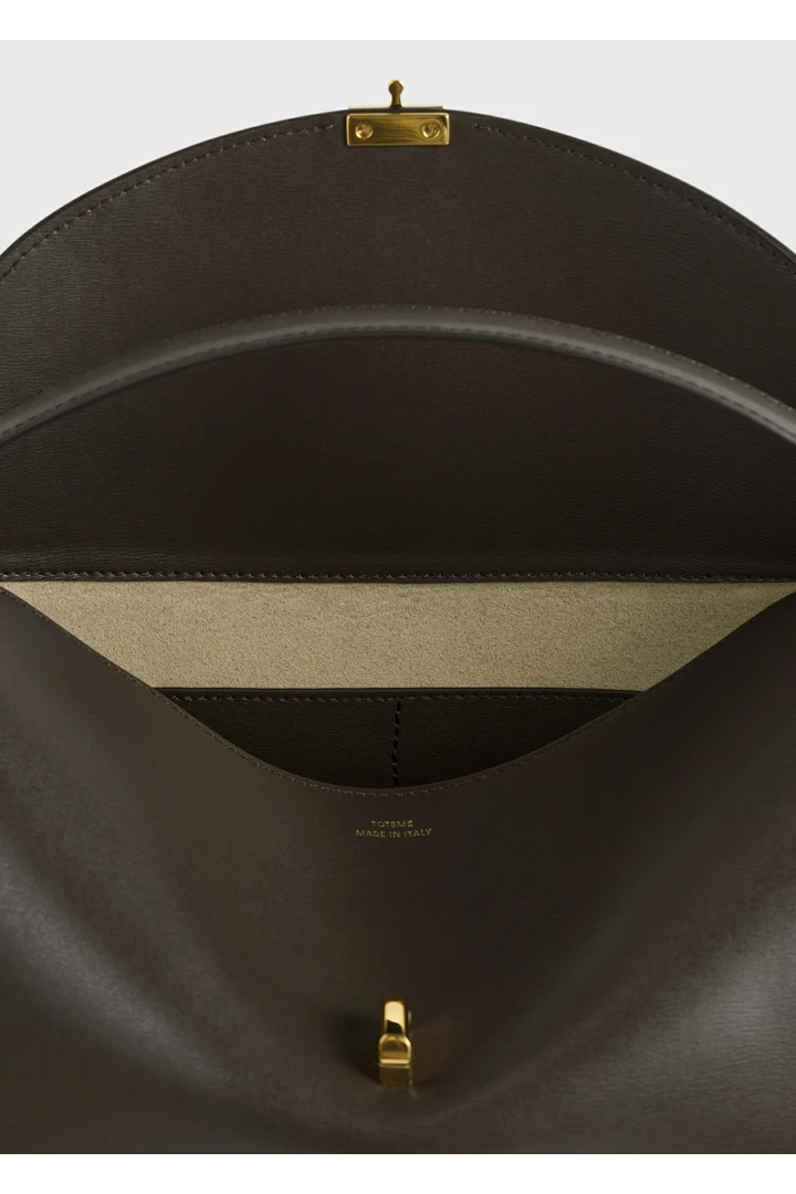 TOTEME 티-락 레더 탑 핸들 바크의 바크컬러 4번쨰 이미지입니다.