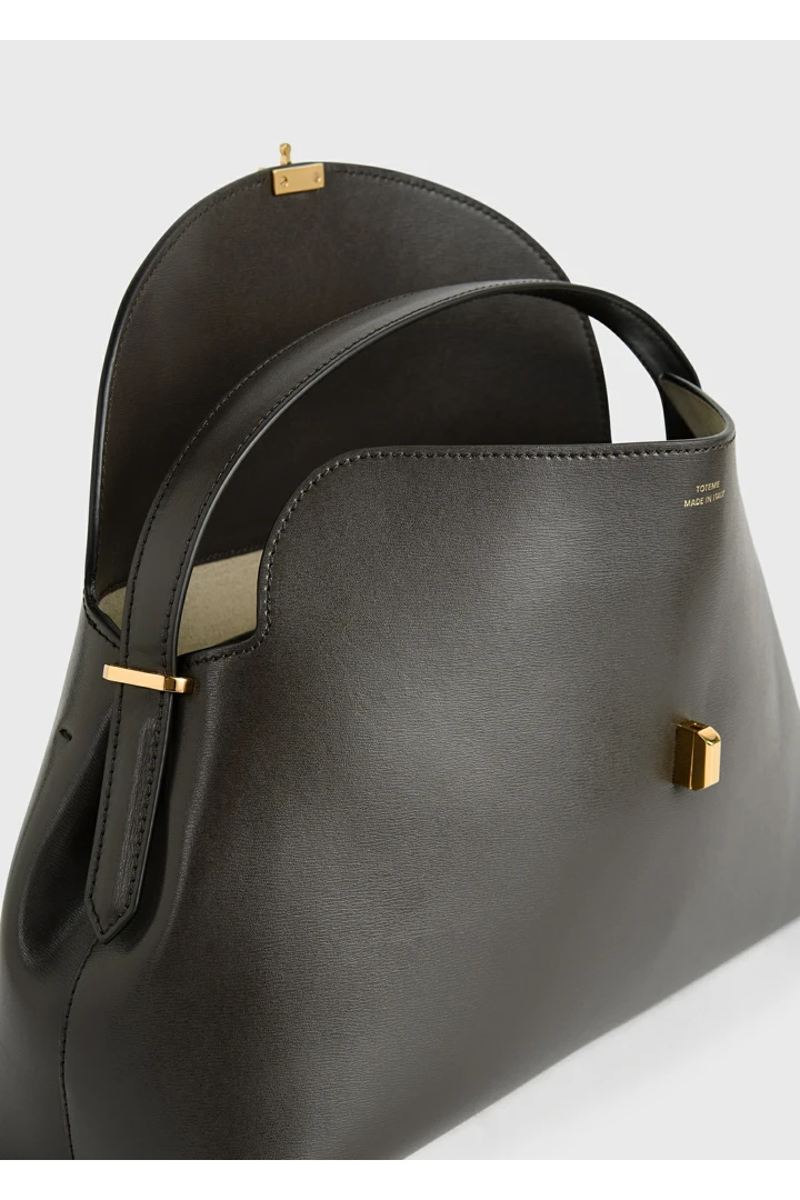 TOTEME 티-락 레더 탑 핸들 바크의 바크컬러 5번쨰 이미지입니다.