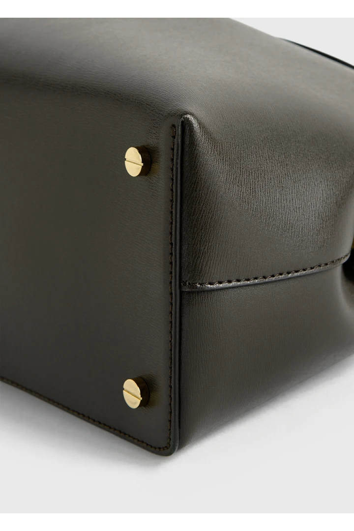 TOTEME 티-락 레더 탑 핸들 바크의 바크컬러 6번쨰 이미지입니다.