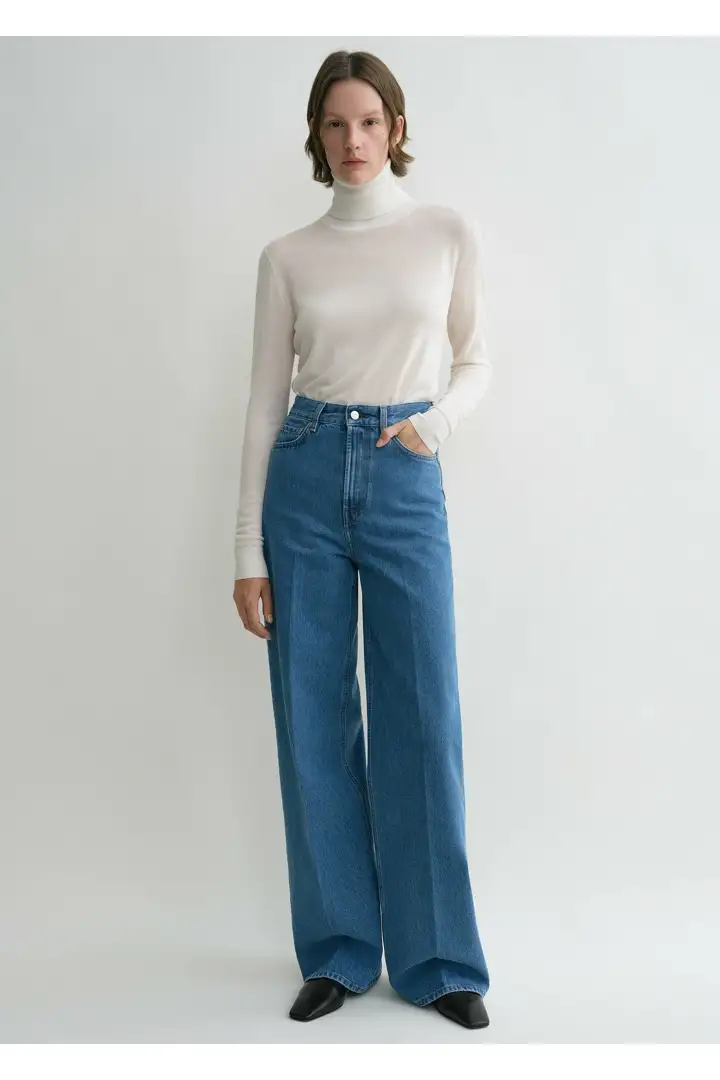 TOTEME 와이드 레그 데님 바이브런트 블루의 바이브런트 블루컬러 0번쨰 이미지입니다.