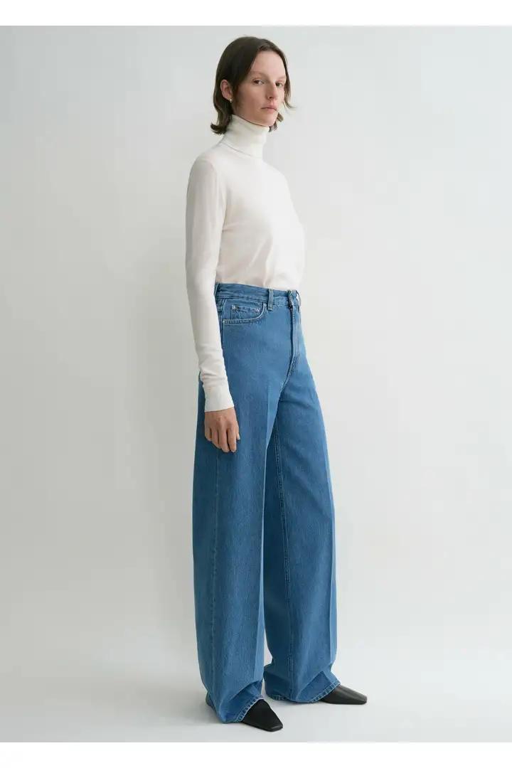 TOTEME 와이드 레그 데님 바이브런트 블루의 바이브런트 블루컬러 1번쨰 이미지입니다.