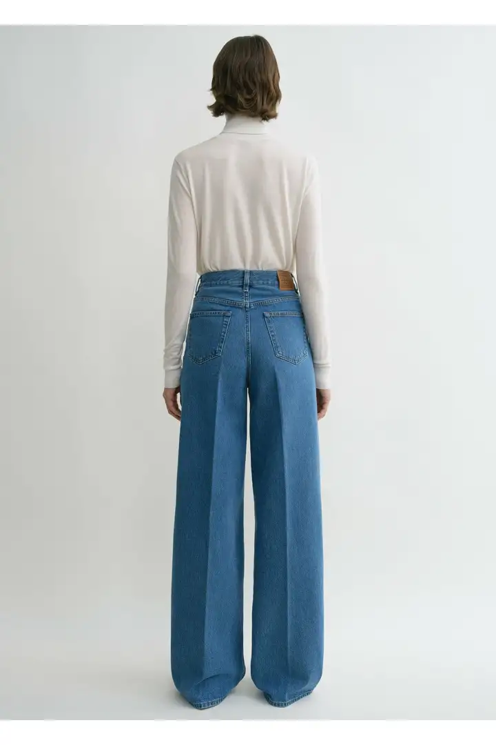 TOTEME 와이드 레그 데님 바이브런트 블루의 바이브런트 블루컬러 2번쨰 이미지입니다.