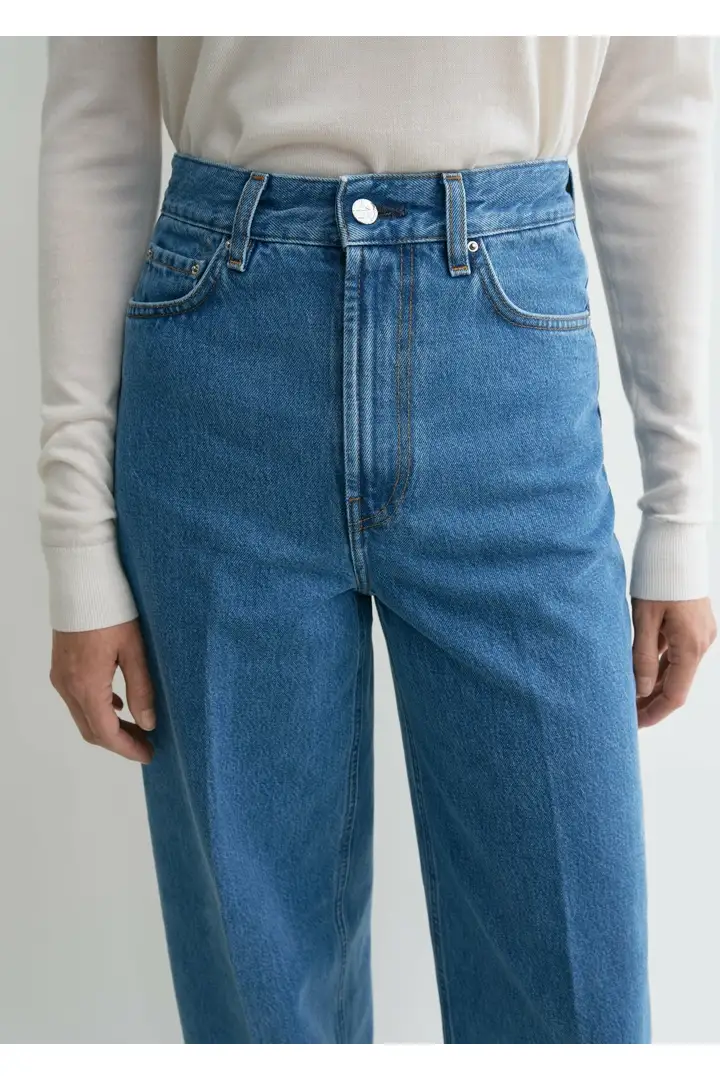 TOTEME 와이드 레그 데님 바이브런트 블루의 바이브런트 블루컬러 3번쨰 이미지입니다.