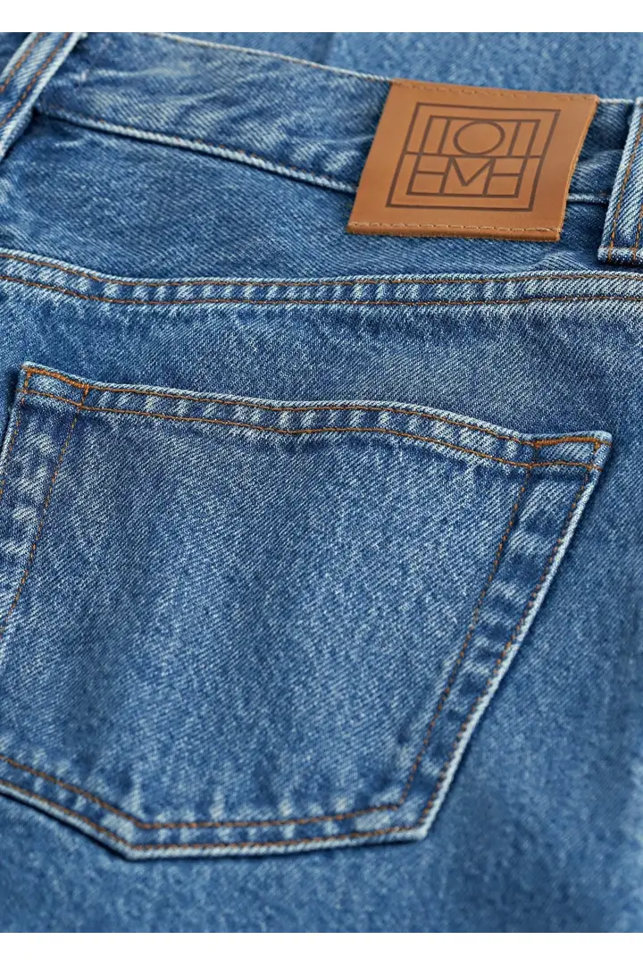 TOTEME 와이드 레그 데님 바이브런트 블루의 바이브런트 블루컬러 4번쨰 이미지입니다.