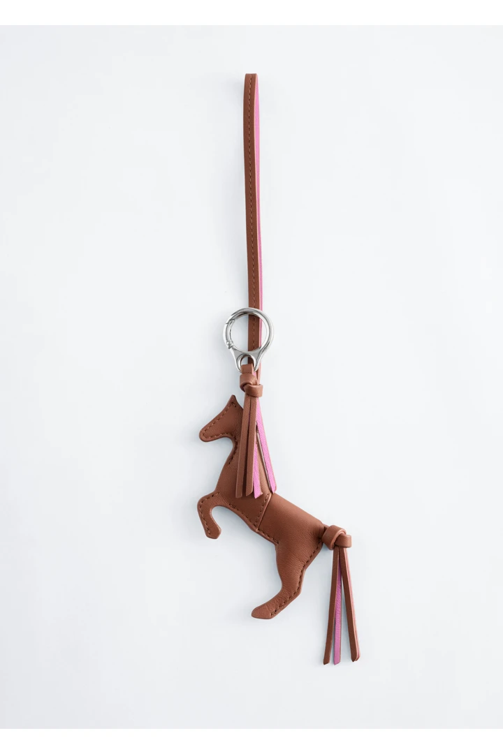 앤아더스토리즈 레더 홀스 백 참의 브라운컬러 Product입니다.