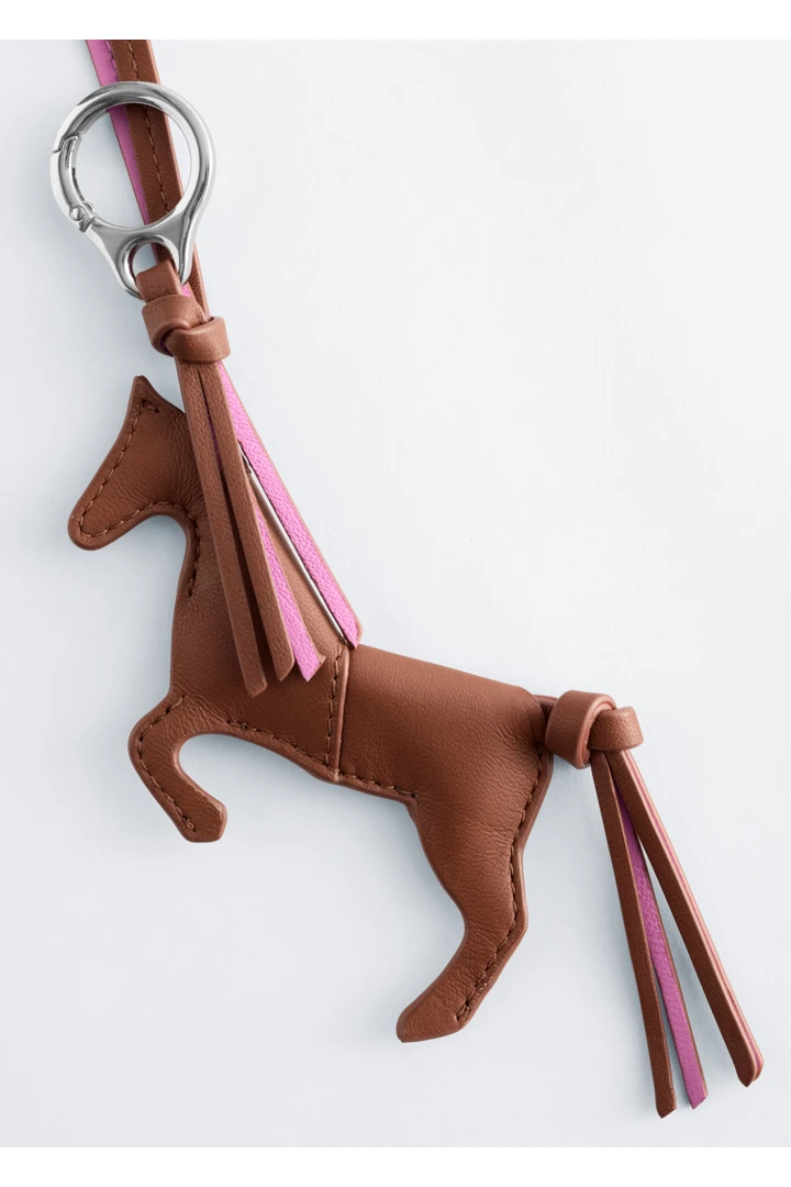 앤아더스토리즈 레더 홀스 백 참의 브라운컬러 Product입니다.