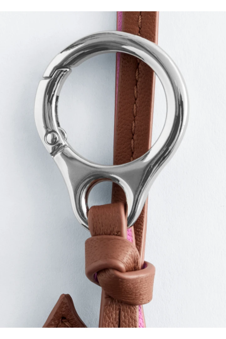 앤아더스토리즈 레더 홀스 백 참의 브라운컬러 Detail입니다.