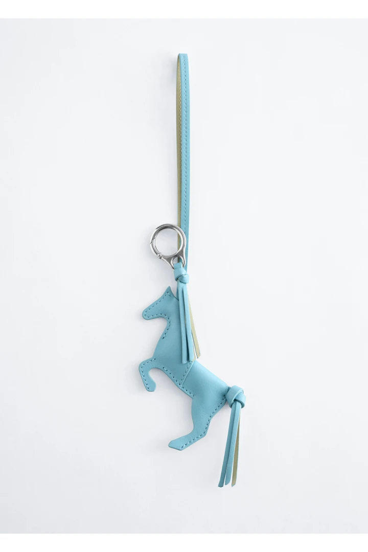 앤아더스토리즈 레더 홀스 백 참의 라이트 블루컬러 Product입니다.