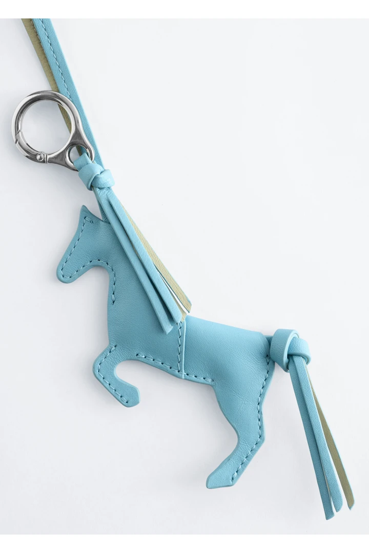 앤아더스토리즈 레더 홀스 백 참의 라이트 블루컬러 Product입니다.