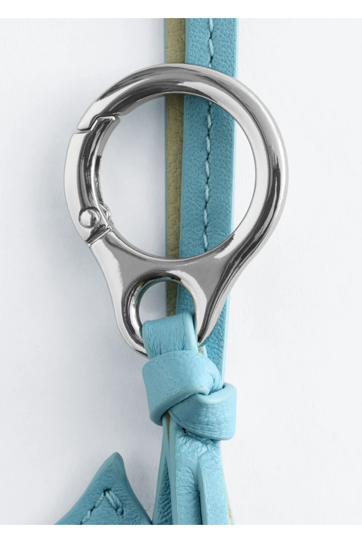 앤아더스토리즈 레더 홀스 백 참의 라이트 블루컬러 Detail입니다.