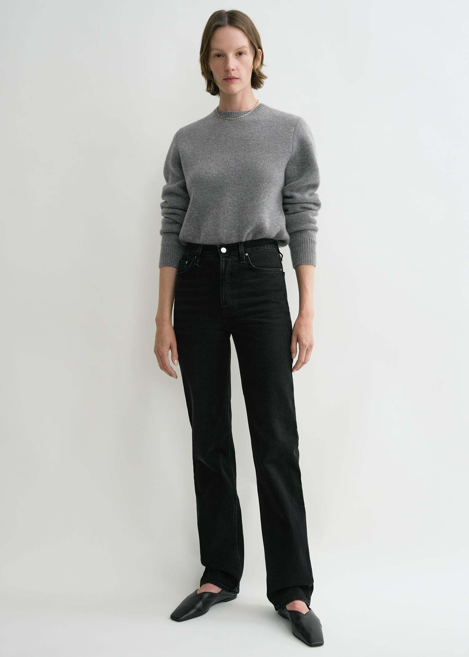 TOTEME 클래식 컷 데님 풀 렝스 페이드 블랙의 페이드 블랙컬러 0번쨰 이미지입니다.