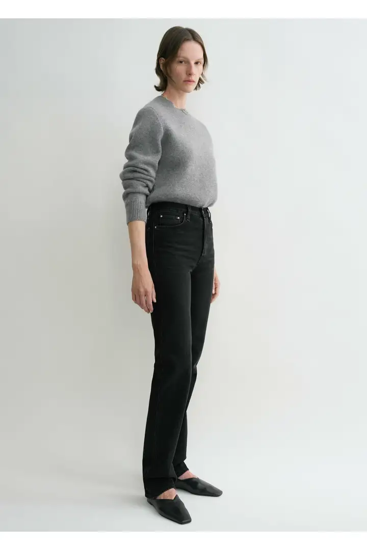 TOTEME 클래식 컷 데님 풀 렝스 페이드 블랙의 페이드 블랙컬러 1번쨰 이미지입니다.