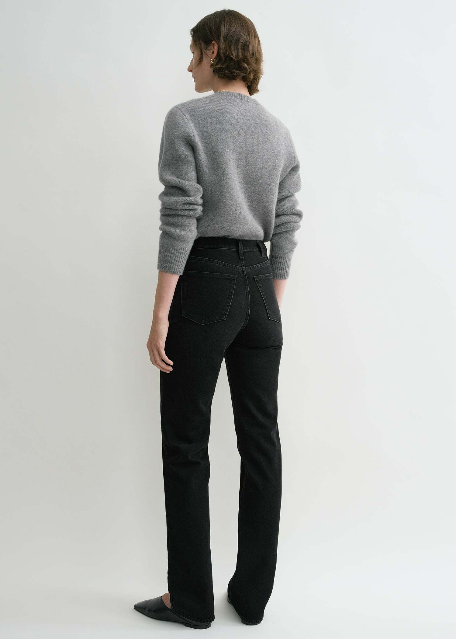 TOTEME 클래식 컷 데님 풀 렝스 페이드 블랙의 페이드 블랙컬러 2번쨰 이미지입니다.