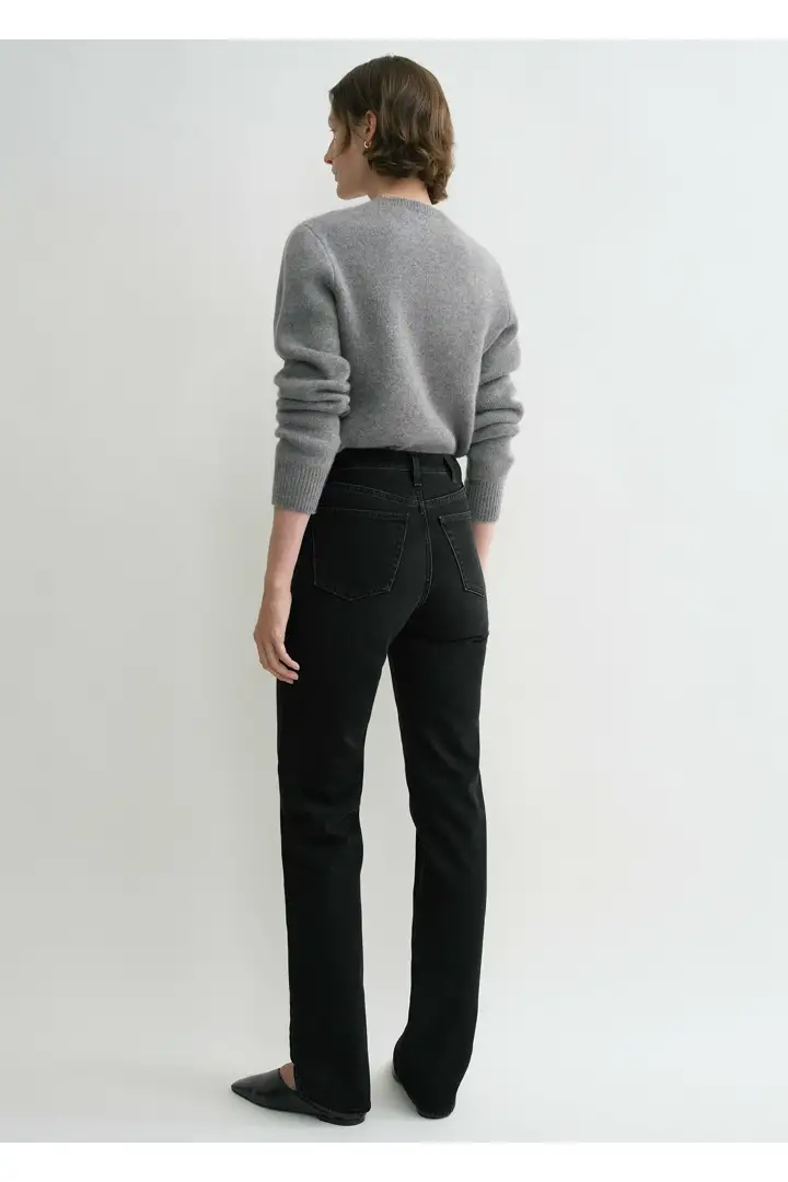 TOTEME 클래식 컷 데님 풀 렝스 페이드 블랙의 페이드 블랙컬러 2번쨰 이미지입니다.