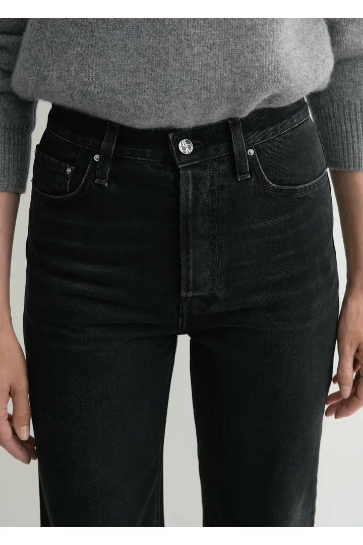 TOTEME 클래식 컷 데님 풀 렝스 페이드 블랙의 페이드 블랙컬러 3번쨰 이미지입니다.