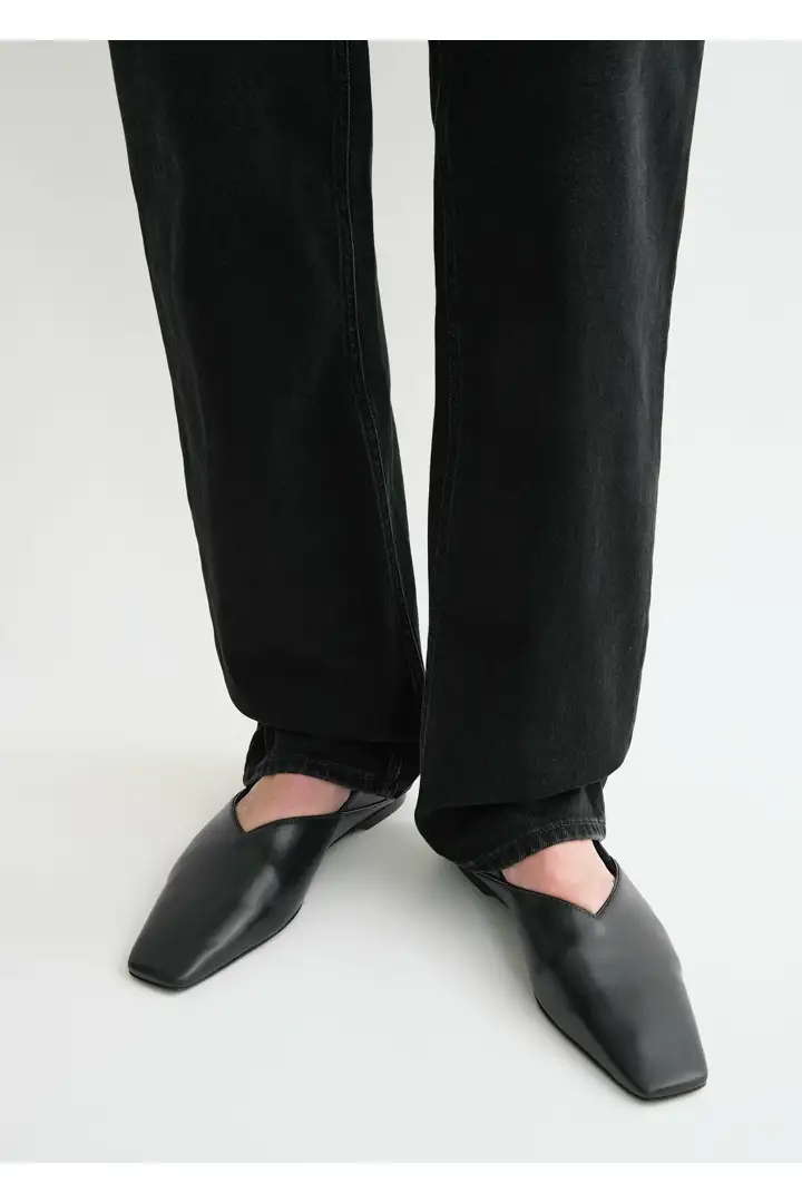 TOTEME 클래식 컷 데님 풀 렝스 페이드 블랙의 페이드 블랙컬러 4번쨰 이미지입니다.