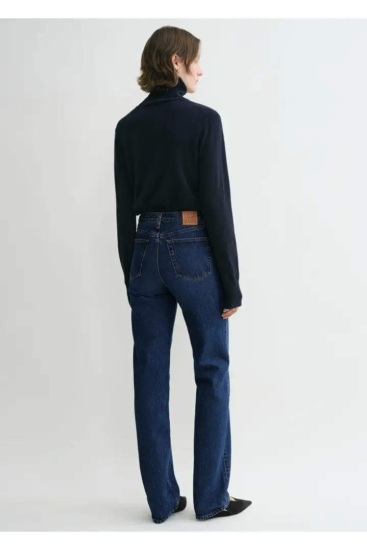TOTEME 클래식 컷 데님 풀 렝스 다크 블루의 다크 블루컬러 2번쨰 이미지입니다.