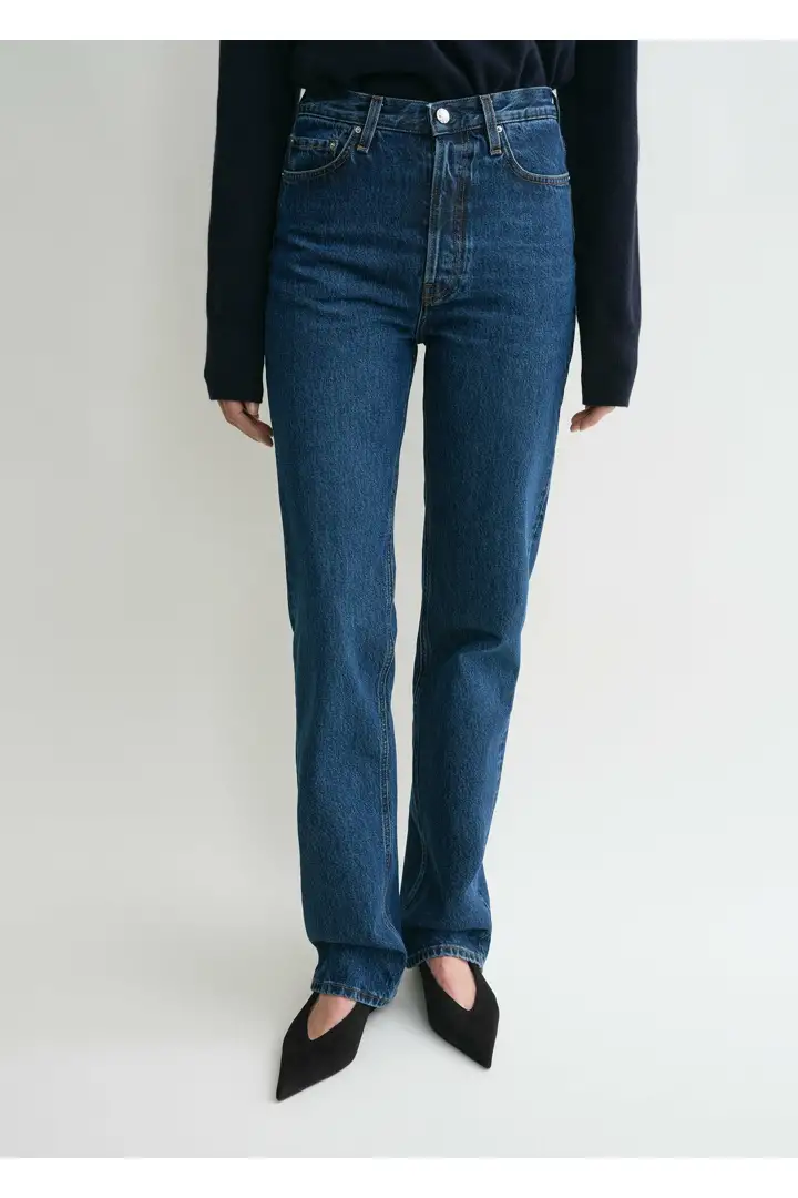 TOTEME 클래식 컷 데님 풀 렝스 다크 블루의 다크 블루컬러 3번쨰 이미지입니다.