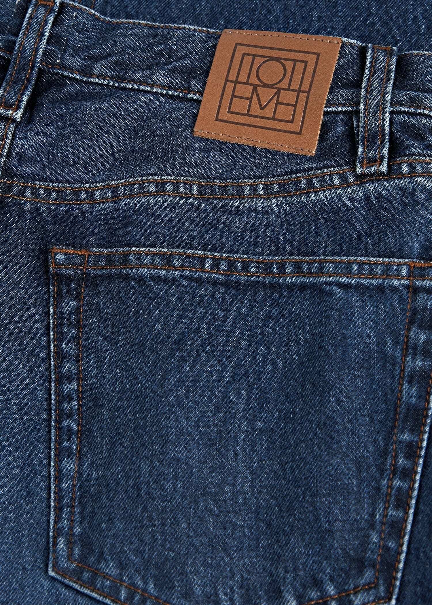 TOTEME 클래식 컷 데님 풀 렝스 다크 블루의 다크 블루컬러 4번쨰 이미지입니다.