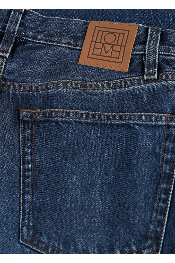 TOTEME 클래식 컷 데님 풀 렝스 다크 블루의 다크 블루컬러 4번쨰 이미지입니다.
