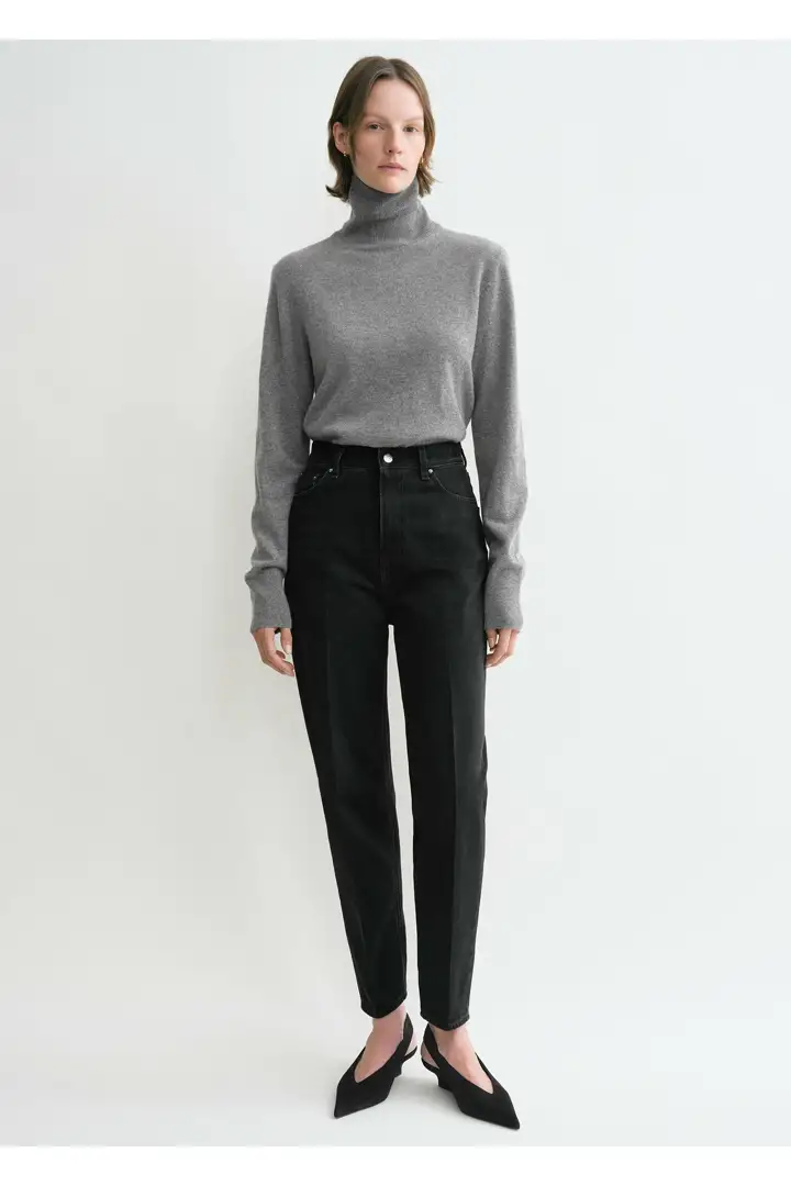 TOTEME 테이퍼드 레그 데님 페이드 블랙의 페이드 블랙컬러 0번쨰 이미지입니다.