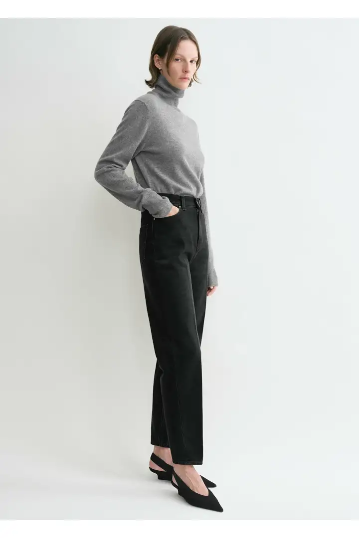 TOTEME 테이퍼드 레그 데님 페이드 블랙의 페이드 블랙컬러 1번쨰 이미지입니다.