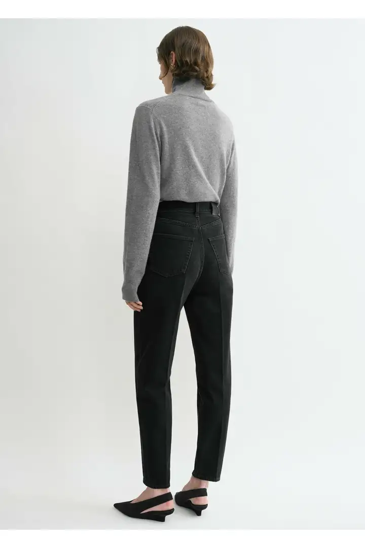 TOTEME 테이퍼드 레그 데님 페이드 블랙의 페이드 블랙컬러 2번쨰 이미지입니다.