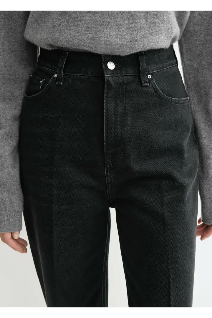 TOTEME 테이퍼드 레그 데님 페이드 블랙의 페이드 블랙컬러 3번쨰 이미지입니다.