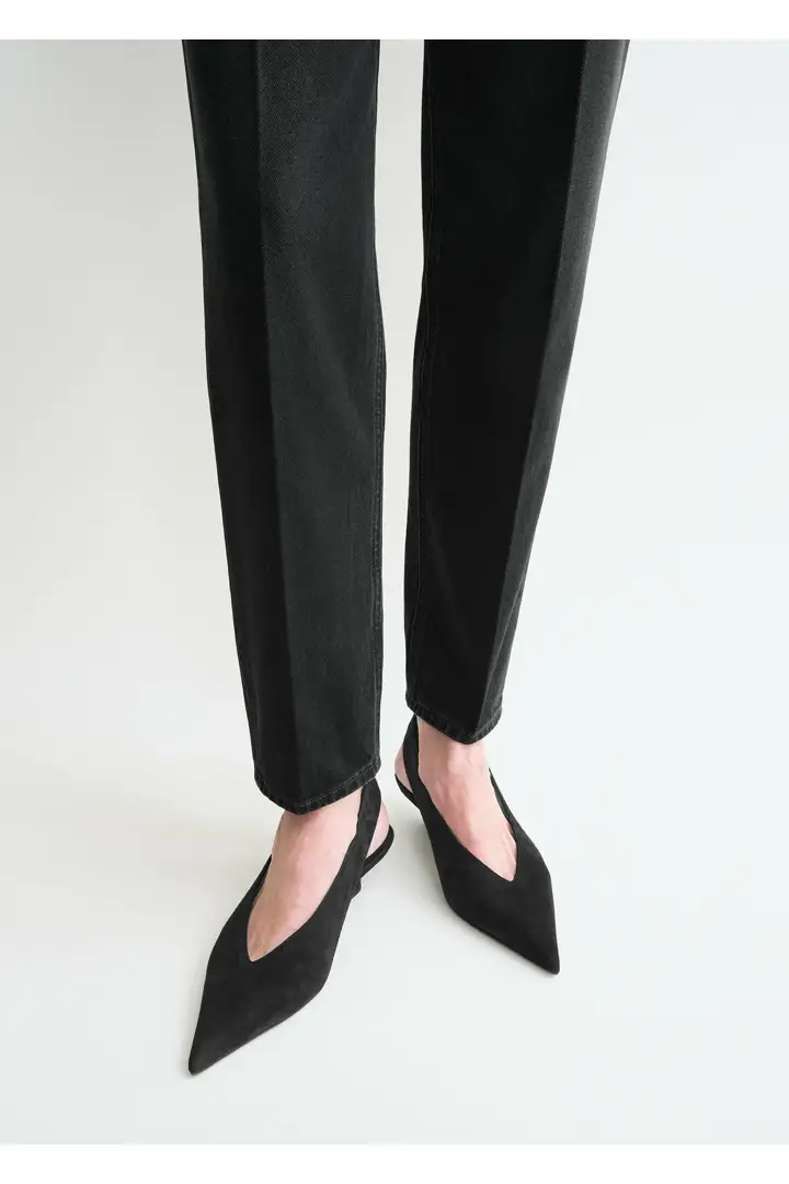 TOTEME 테이퍼드 레그 데님 페이드 블랙의 페이드 블랙컬러 4번쨰 이미지입니다.