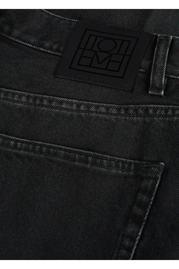 TOTEME 테이퍼드 레그 데님 페이드 블랙의 페이드 블랙컬러 5번쨰 이미지입니다.