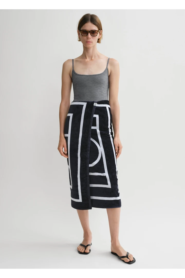 TOTEME 자카드 타월 네이비의 네이비/화이트컬러 0번쨰 이미지입니다.