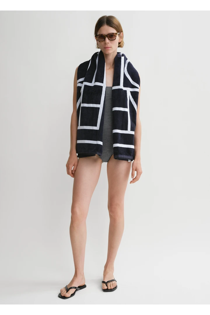 TOTEME 자카드 타월 네이비의 네이비/화이트컬러 1번쨰 이미지입니다.