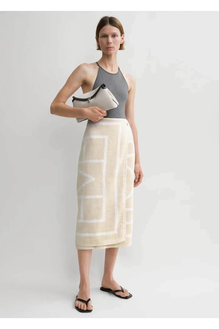 TOTEME 자카드 타월 샌드의 샌드/아이보리컬러 0번쨰 이미지입니다.