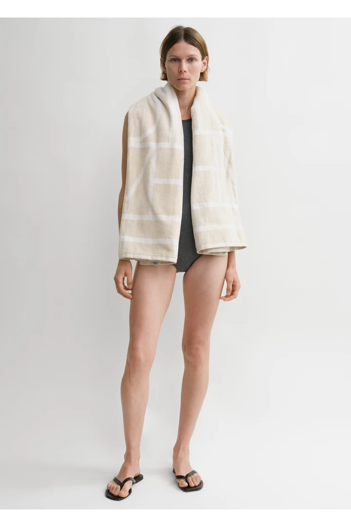 TOTEME 자카드 타월 샌드의 샌드/아이보리컬러 1번쨰 이미지입니다.