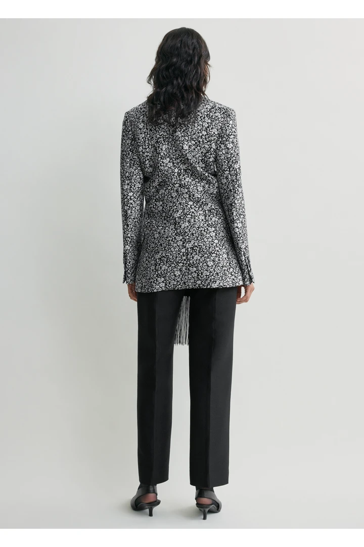 TOTEME 플로럴 슬라우치 블레이저 화이트/블랙의 화이트/블랙컬러 2번쨰 이미지입니다.