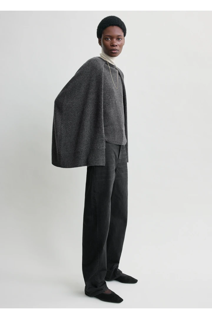 TOTEME 크루 케이프 니트 다크 그레이의 다크 그레이컬러 1번쨰 이미지입니다.