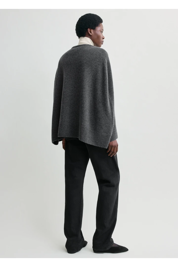 TOTEME 크루 케이프 니트 다크 그레이의 다크 그레이컬러 2번쨰 이미지입니다.