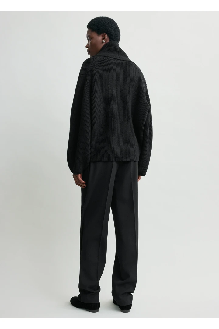 TOTEME 숄 라펠 가디건 블랙의 블랙컬러 2번쨰 이미지입니다.