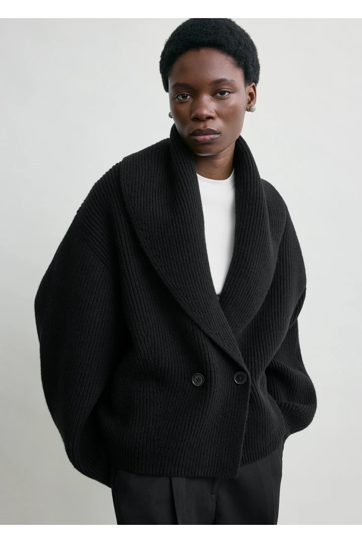 TOTEME 숄 라펠 가디건 블랙의 블랙컬러 3번쨰 이미지입니다.