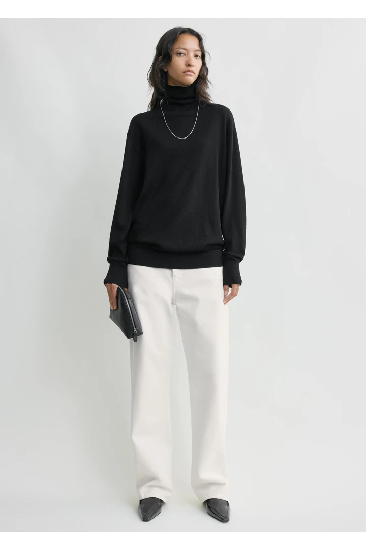 TOTEME 메리노 터틀넥 블랙의 블랙컬러 0번쨰 이미지입니다.