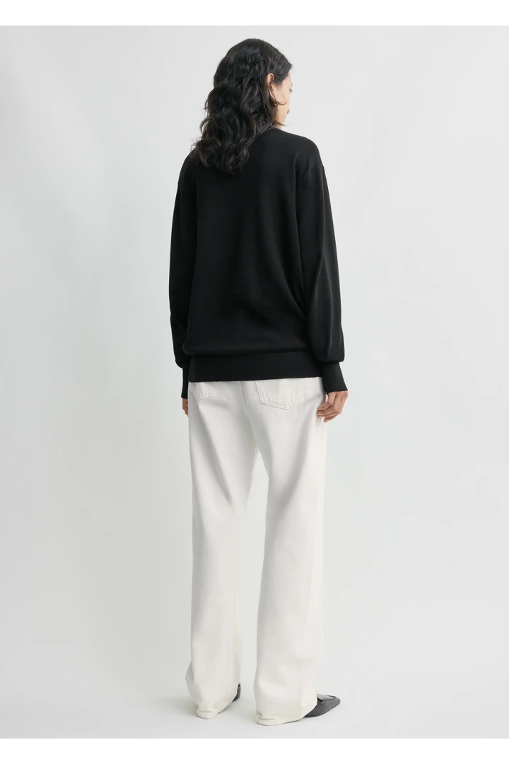 TOTEME 메리노 터틀넥 블랙의 블랙컬러 2번쨰 이미지입니다.