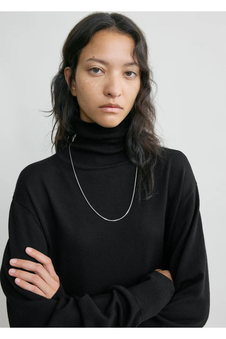 TOTEME 메리노 터틀넥 블랙의 블랙컬러 3번쨰 이미지입니다.