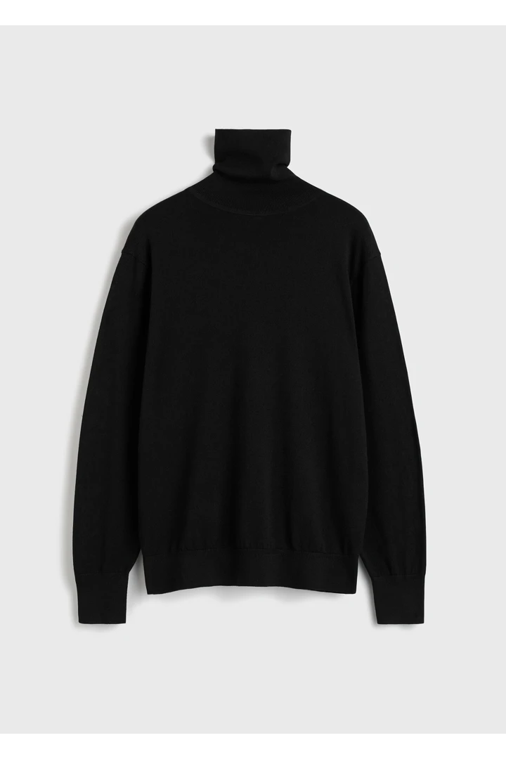 TOTEME 메리노 터틀넥 블랙의 블랙컬러 4번쨰 이미지입니다.