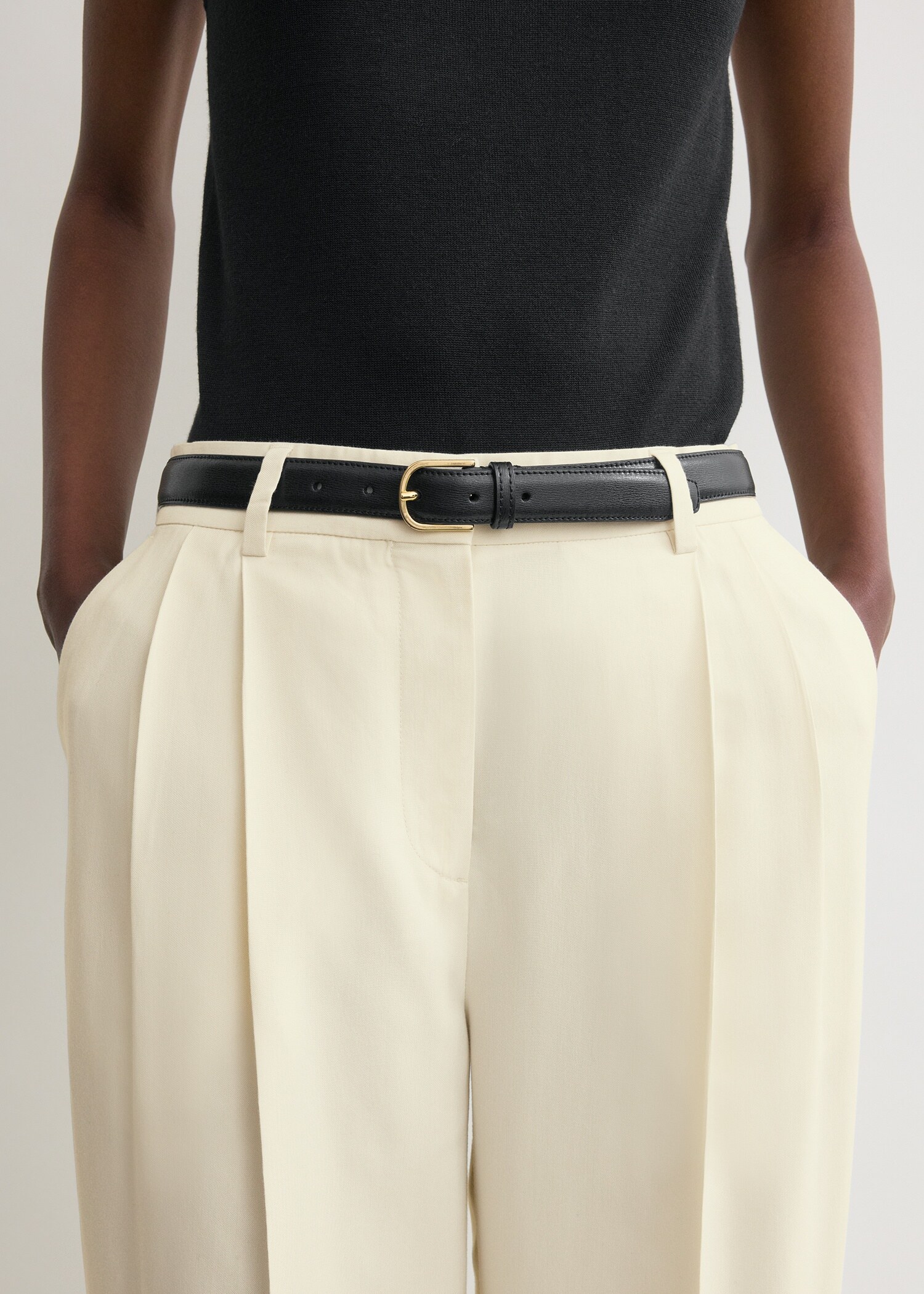 TOTEME 슬림 트라우저 레더 벨트 블랙의 블랙컬러 1번쨰 이미지입니다.