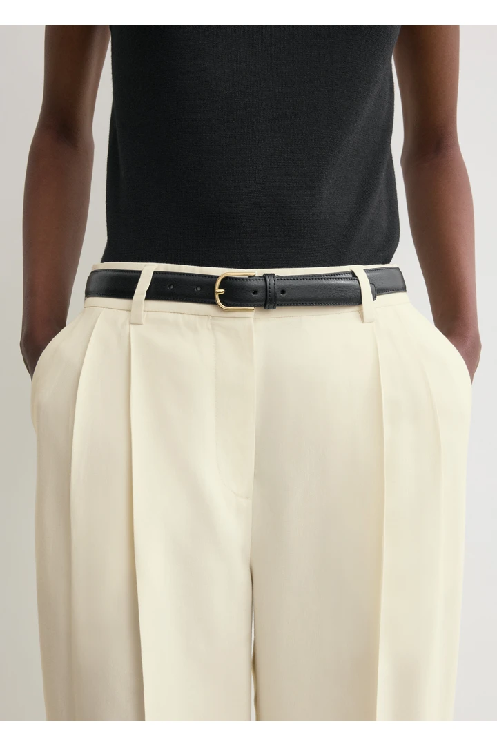 TOTEME 슬림 트라우저 레더 벨트 블랙의 블랙컬러 1번쨰 이미지입니다.