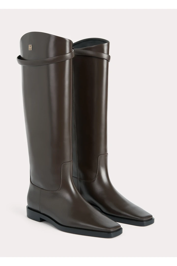 TOTEME 더 라이딩 부츠 커피의 커피컬러 2번쨰 이미지입니다.