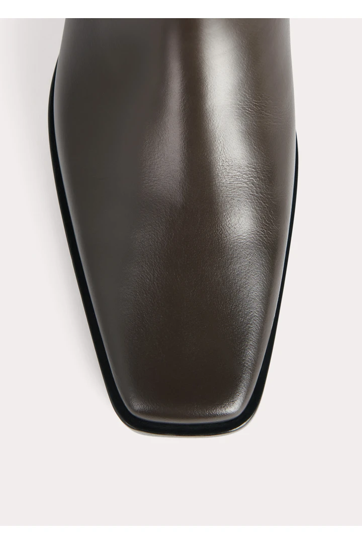 TOTEME 더 라이딩 부츠 커피의 커피컬러 4번쨰 이미지입니다.