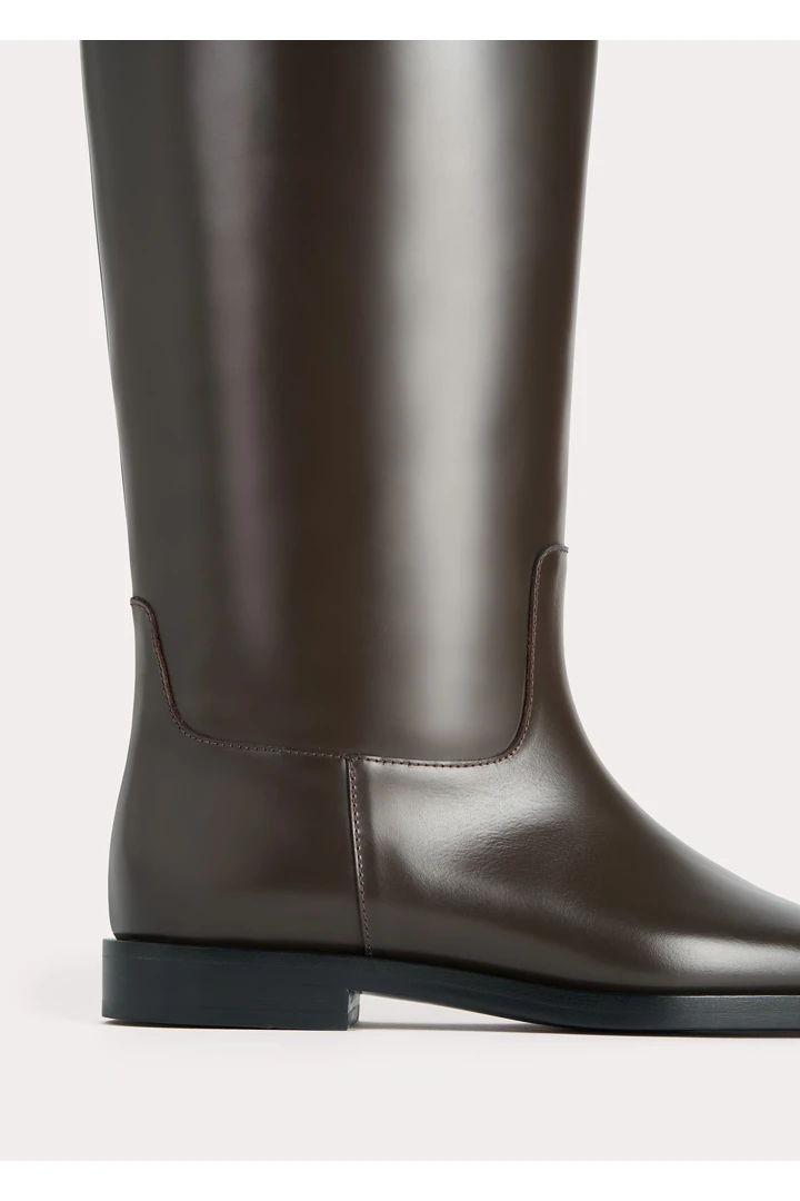 TOTEME 더 라이딩 부츠 커피의 커피컬러 5번쨰 이미지입니다.