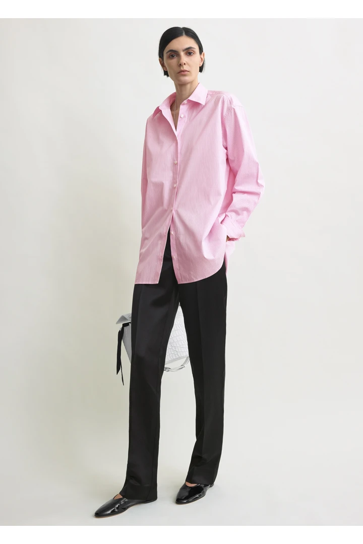 TOTEME 클래식 텀블드 스트라이프 셔츠 화이트/블룸의 화이트/블룸컬러 0번쨰 이미지입니다.